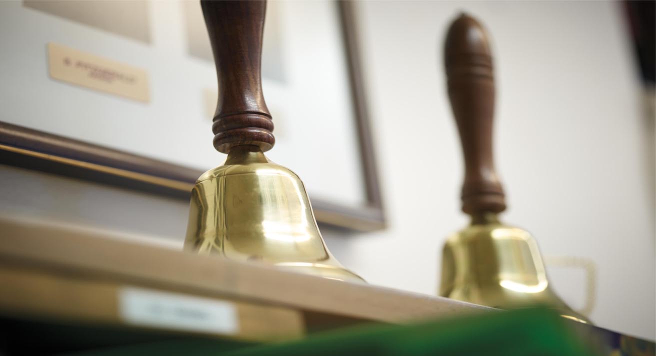 Deux cloches sur un bureau