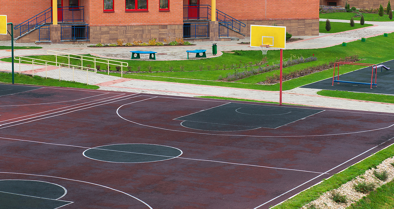 Un terrain de basketball